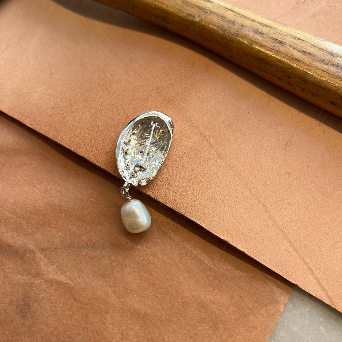 Lara brooch