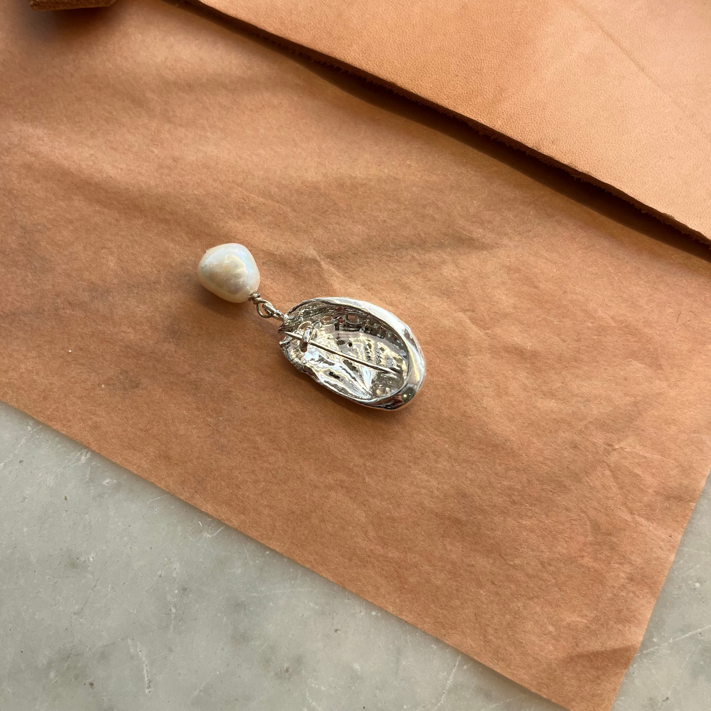 Lara brooch