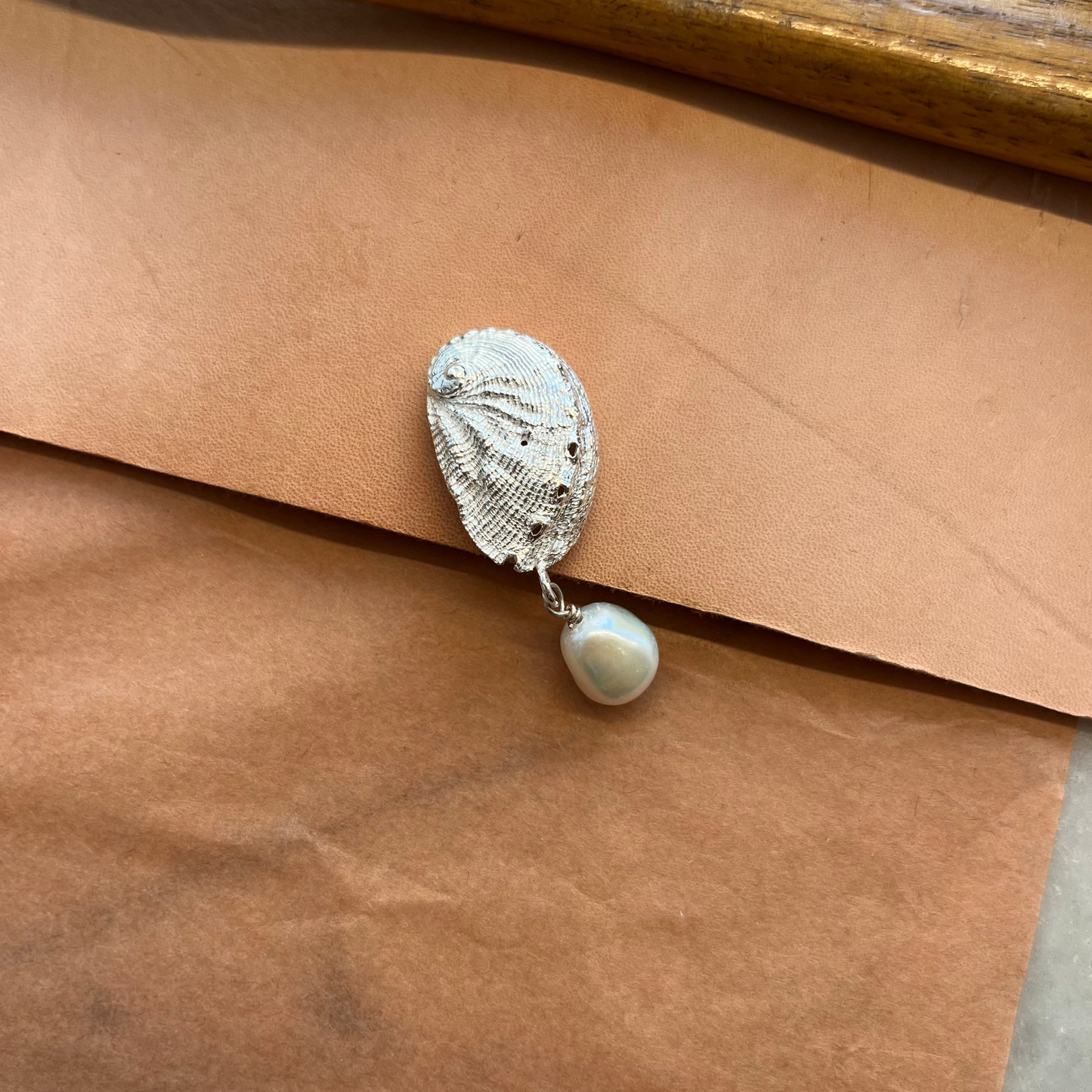 Lara brooch